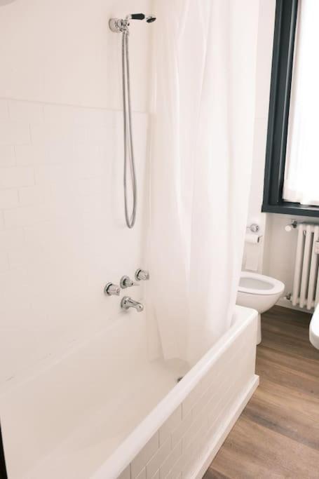 Studio With Lake And Montains Views Free Parking Луино Екстериор снимка