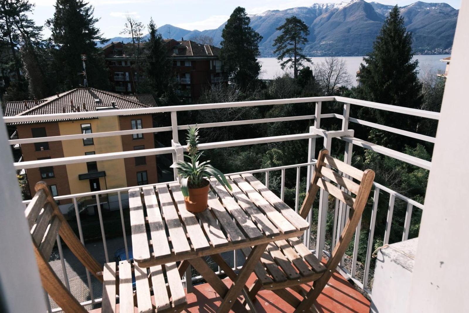 Studio With Lake And Montains Views Free Parking Луино Екстериор снимка